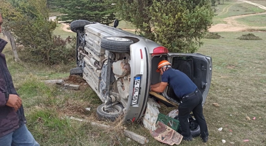 Kontrolden çıkıp devrilen otomobilde 2 kişi ölümden döndü!