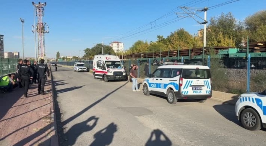 Yük treninin çarptığı kişi yaşamını yitirdi