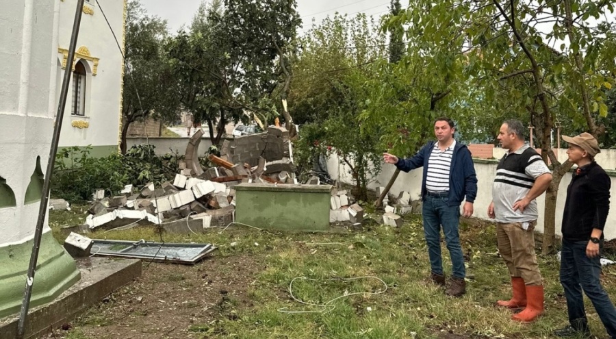 Yıldırım düştü, cami minaresi yıkıldı!