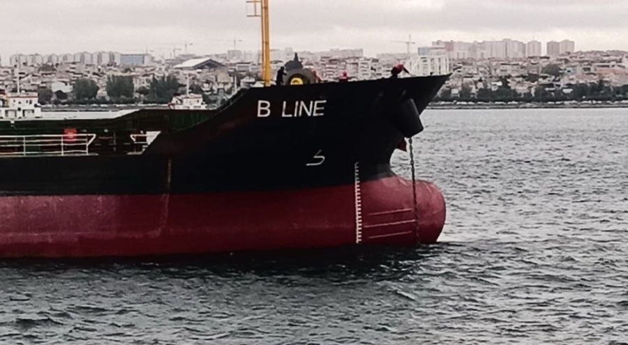 Boğazda makine arızası yapan kuru yük gemisi Ahırkapı'ya çekildi