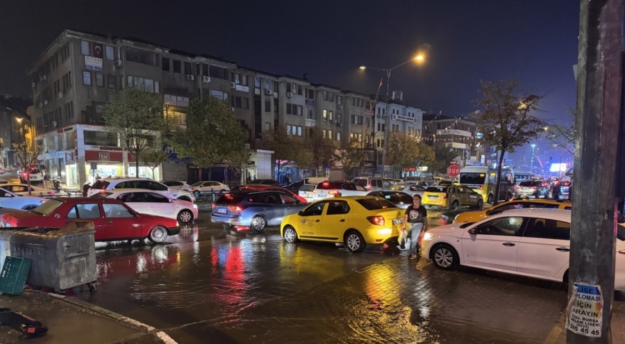 Bursa'da şiddetli dolu kent merkezini vurdu: Vatandaşlar mahsur kaldı!