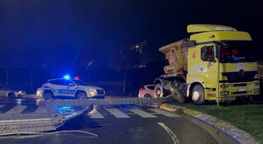 Hafriyat kamyonunun çarptığı yol levhası otomobilin üzerine devrildi