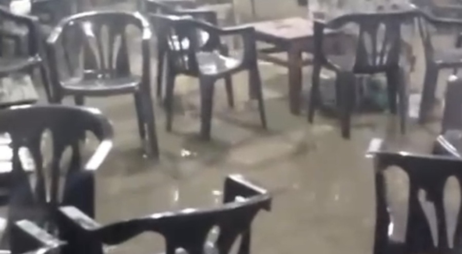 Bursa'da kahvehaneyi su bastı, vatandaş oyuna devam etti