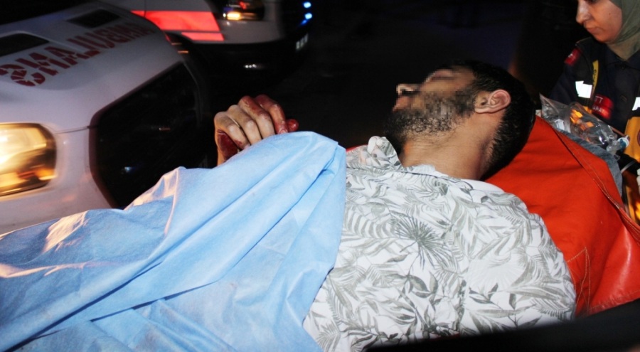 Parkta tartıştığı genci bıçaklayarak yaraladı!