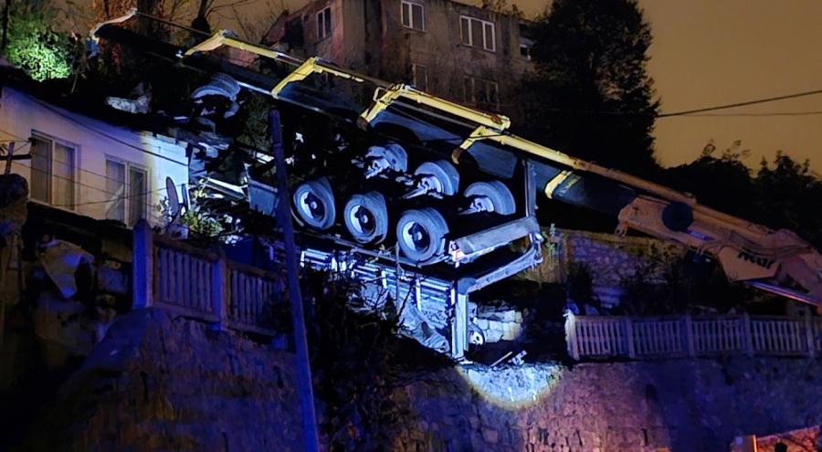 Evlerin bahçesine devrilen TIR'ın şoförü hayatını kaybetti