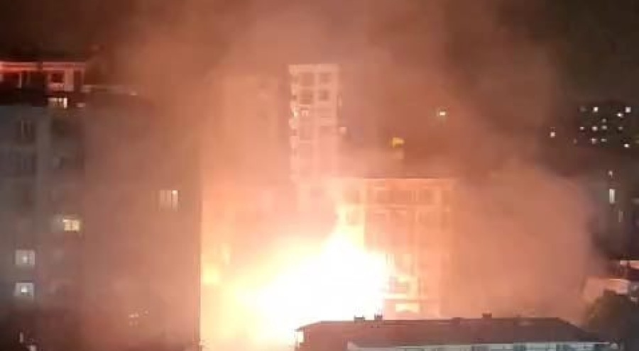 İstanbul'da elektrik tellerindeki patlamalar sokağı aydınlattı