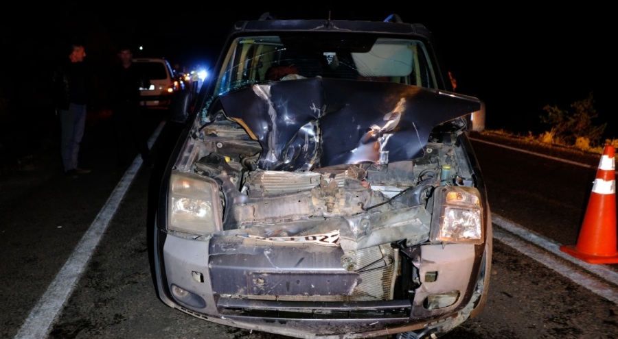 Hafif ticari araçla traktör çarpıştı: 2 kişi yaralı