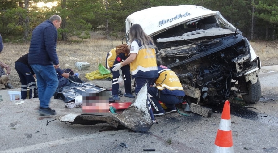 Tarım işçilerini taşıyan minibüs şarampole devrildi! Ölü ve yaralılar var