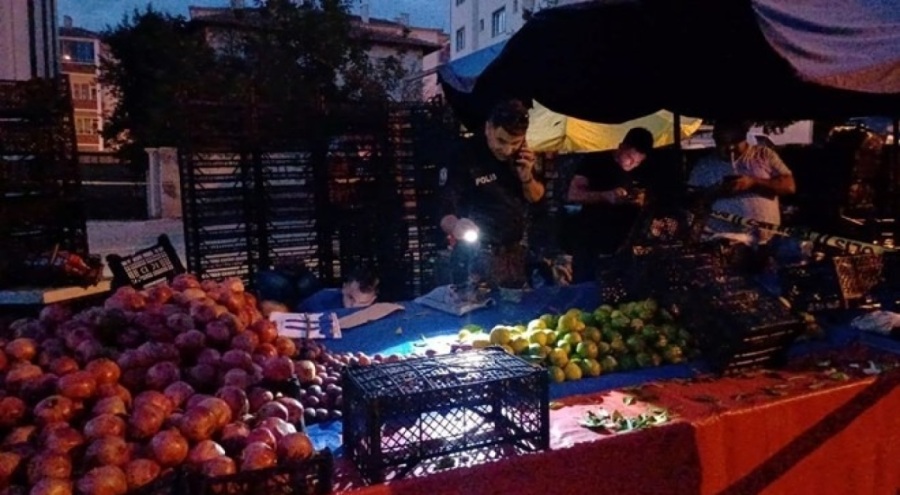 Pazarda kadın kılığına giren maskeli şahıs, husumetlisine kurşun yağdırdı