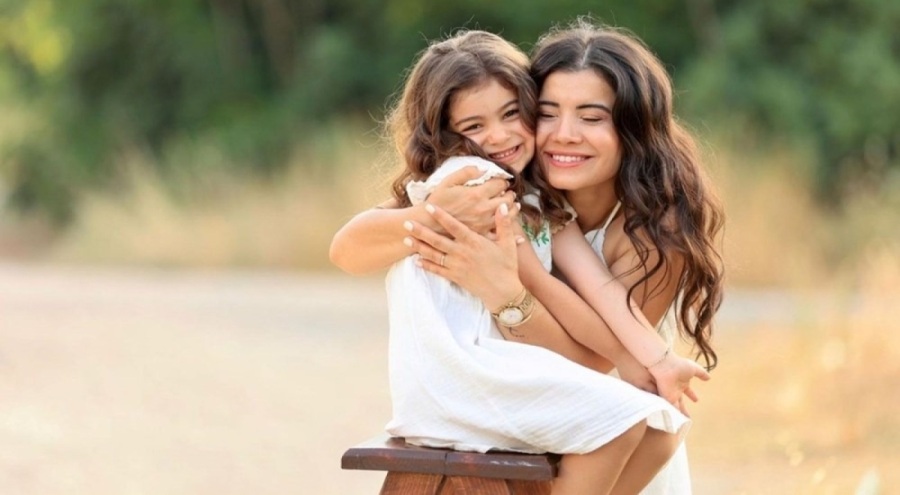 Kızının kolu göğsüne çarpınca kanser olduğunu öğrendi