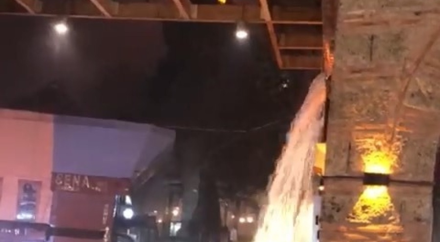 Bursa'da tarihi çarşıda şelale oluştu