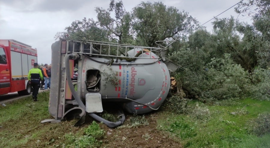 Bursa'da çimento yüklü tanker devrildi