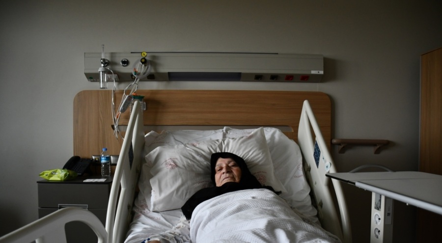 Bursa'da şoförü darbedilen ambulansta taşınan hasta hayati tehlikeyi atlattı