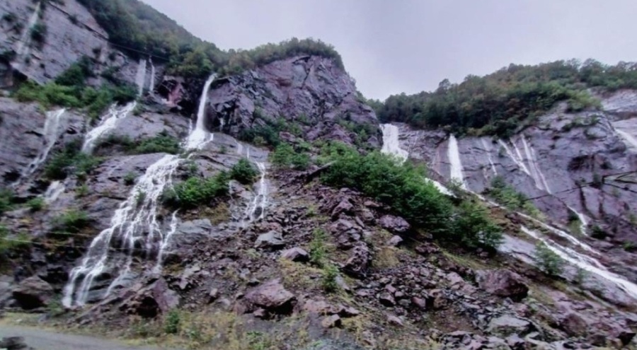 Artvin'i şiddetli yağış vurdu! köy yolları ulaşıma kapandı