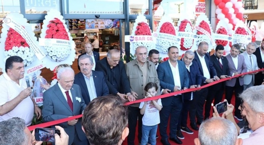 Hamburgerci açılışına katılan AK Parti belediye başkanları ve teşkilat üyeleri disipline gönderildi