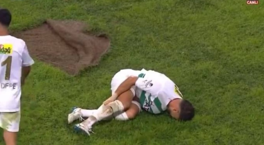 Bursa'da zemin skandalı! Maç anında çim kalktı, futbolcu sakatlandı!