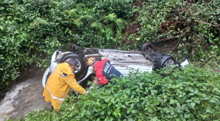 Otomobil yamaçtan yuvarlandı