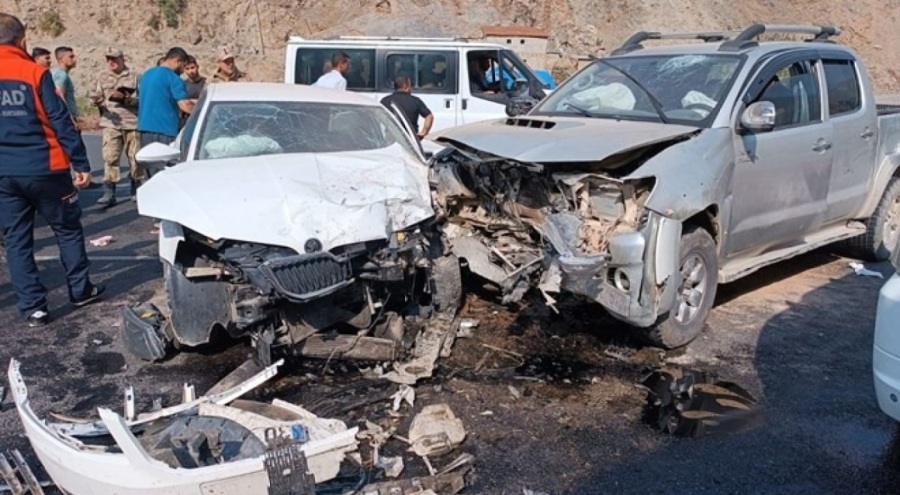 Pikap ile otomobil çarpıştı: 6 yaralı