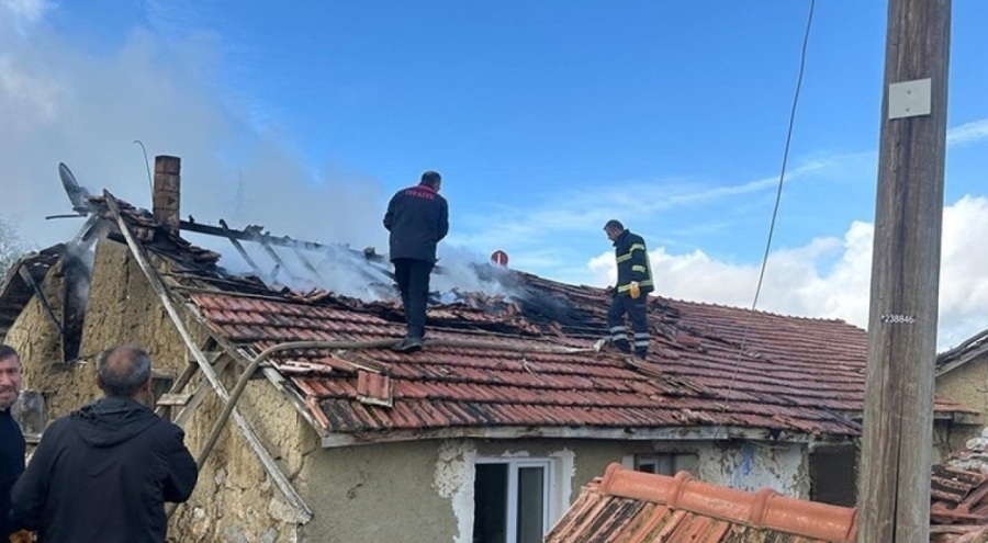 Baca temizliği yaparken samanlık ile evini yaktı