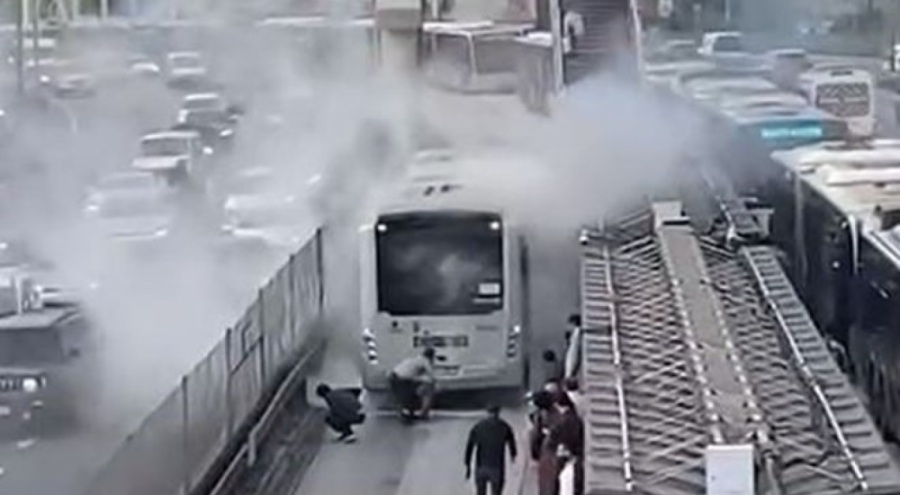 Metrobüs yangını korkuttu