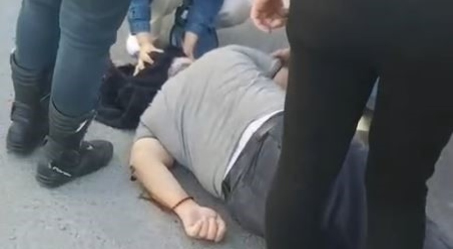 Seyir halindeki dolmuşun kapsısı aniden açılınca, yolcu yere düşerek yaralandı!