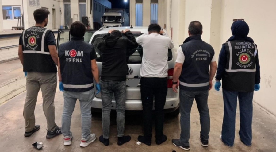 Bulgaristan plakalı araçtan göçmenler çıktı