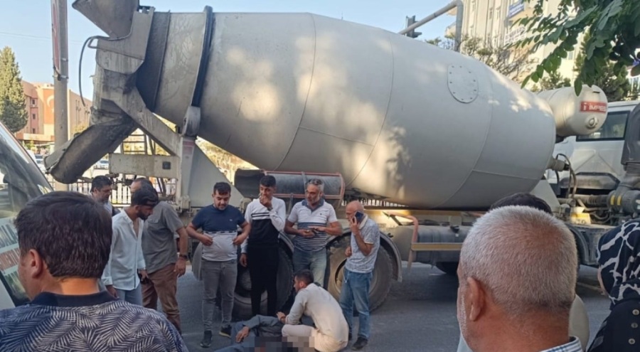Beton mikserinin çarptığı yaya yaralandı