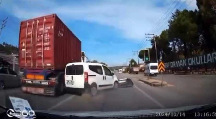 Bursa'da şerit değiştiren ticari araca çarpan tır yan yattı: 2 yaralı