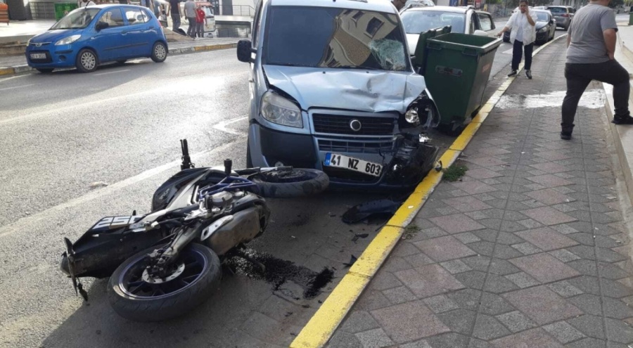 Motosikletle hafif ticari araç çarpıştı: 2 yaralı