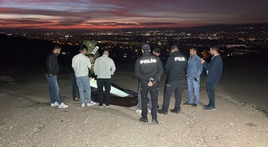 Boş araziye tabut ve çelenk bırakıldı!