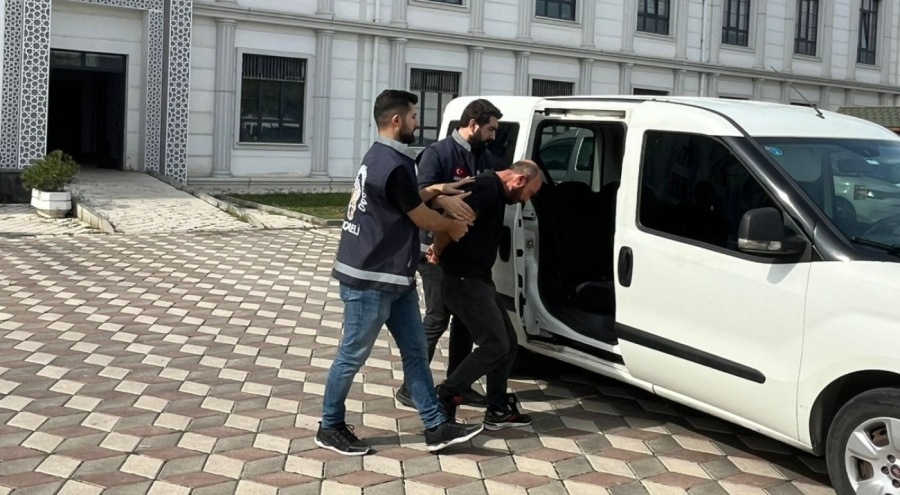 Eşini tabancayla ensesinden vurdu, ambulansın peşinden giderken yakalandı