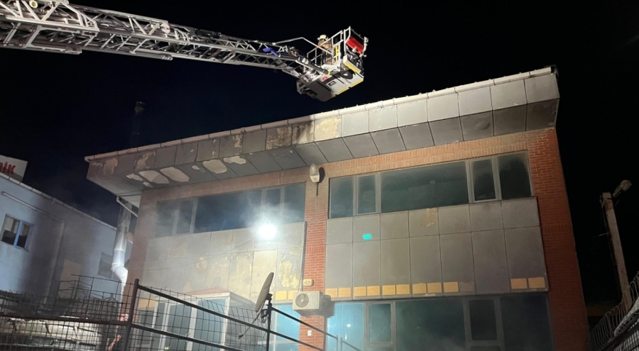 3 katlı iş yerinde korkutan yangın