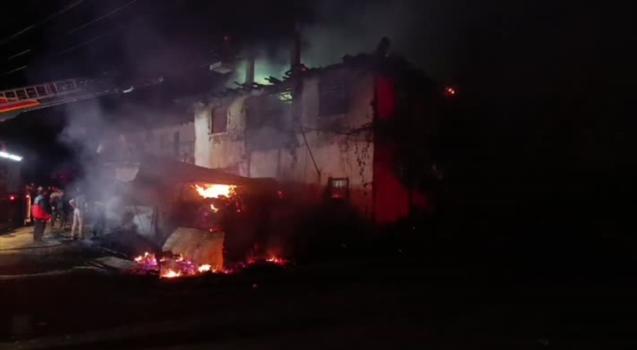 İki katlı evde çıkan yangında hasar oluştu