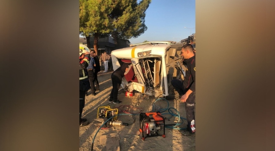 Akaryakıt tankeri ile işçi minibüsü çarpıştı: 11 yaralı