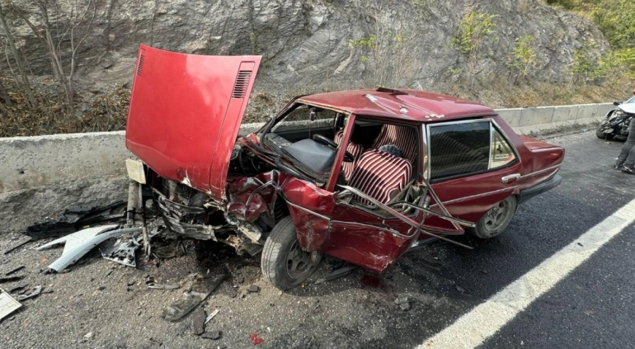 2 araç kafa kafaya çarpıştı!