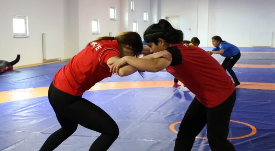 Sivas'ın tek kadın güreş takımı! Zara Güreş Spor Kulübü başarı yolunda ilerliyor