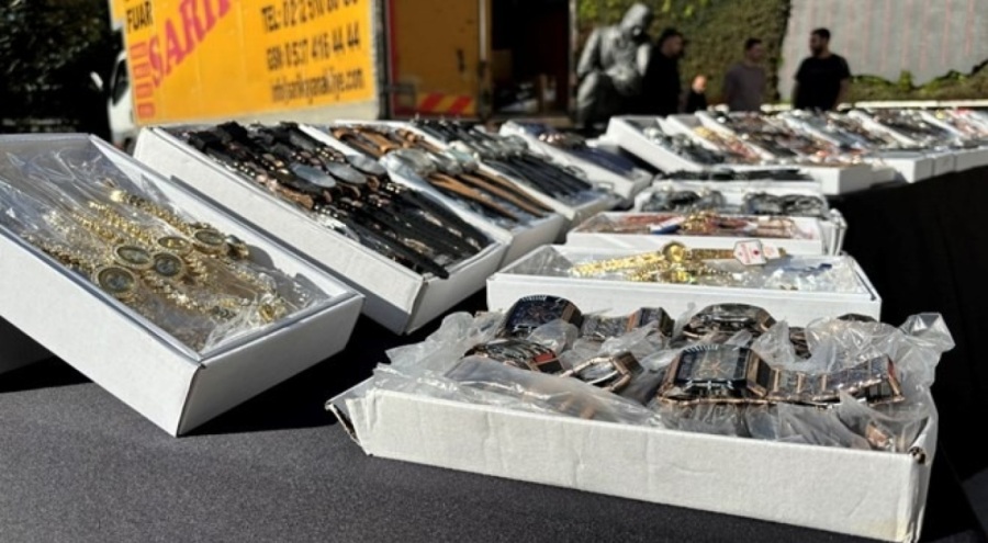 100 milyonluk kaçak saat operasyonu