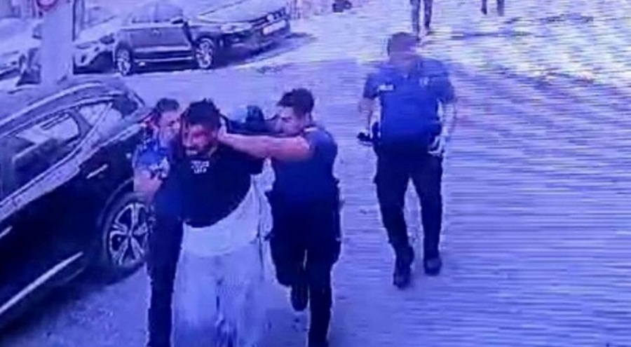 Polisleri satırla tehdit etti