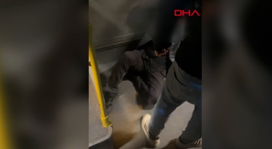 Durakta bekleyen kadını taciz etti! Otobüsteki vatandaşlar şahsı dövdü