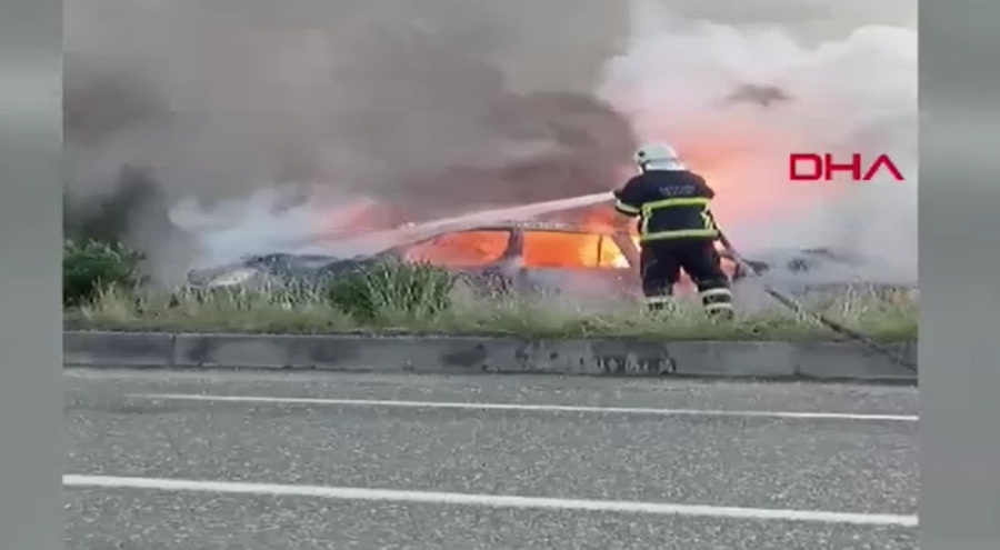 Korkunç kaza! çarpışan otomobiller alev aldı