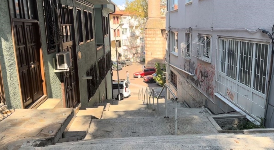 Bursa'da bisikletiyle merdivenlerden aşağı inen gence otomobil çarptı!