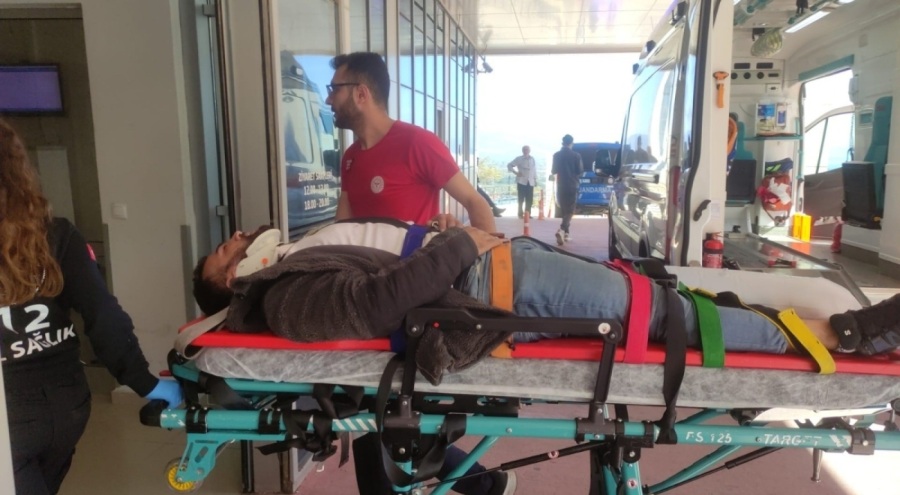 Bursa'da kontrolden çıkan motosiklet yol kenarına savruldu