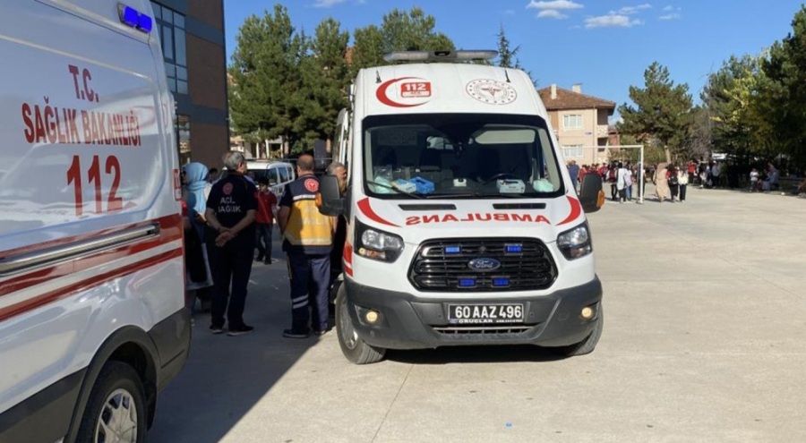 17 ortaokul öğrenci gıda zehirlenmesi şüphesi ile hastaneye kaldırıldı