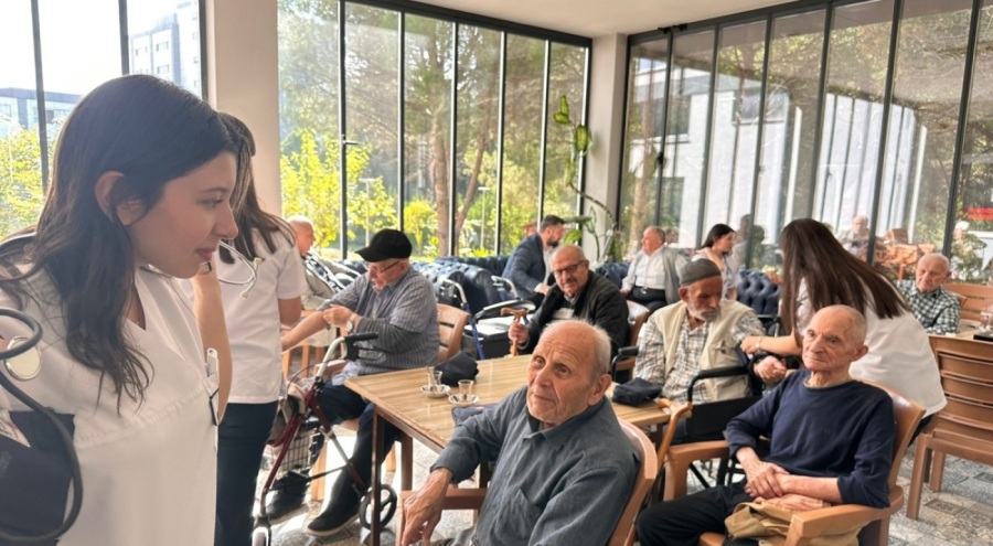 Bursa'da lise öğrencilerinden huzurevi sakinlerine sağlık taraması