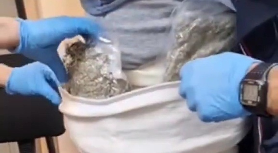 Gümrükte beline sardığı esrar ile yakalandı