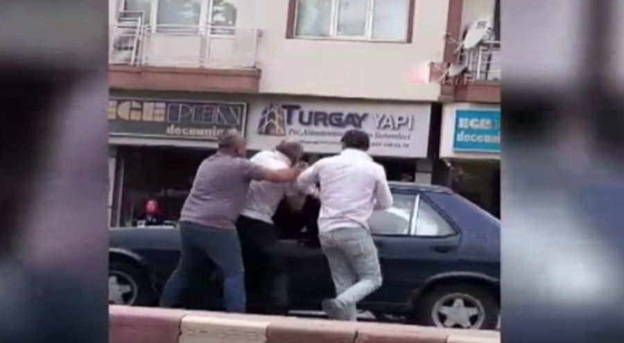 'Yol verme' kavgası! Aracın camından çıkarıp dövdüler