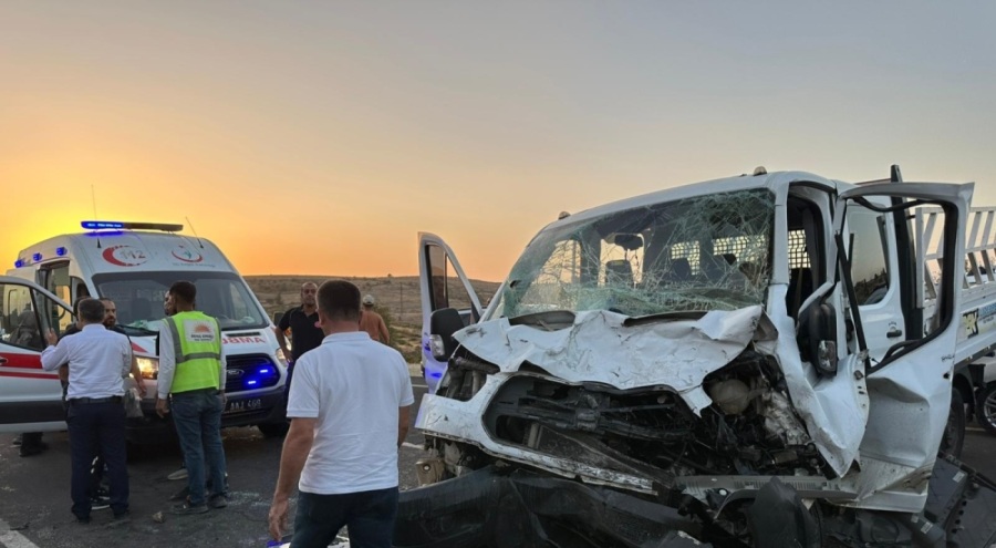 İki kamyonet kafa kafaya çarpıştı: 4 yaralı