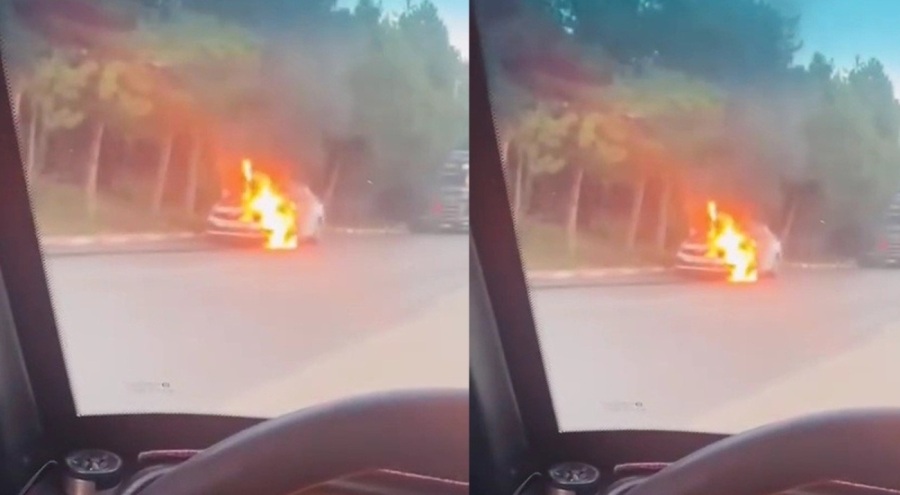 Park halindeki otomobil alev alev yandı