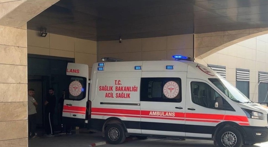 Birlikte yaşadığı kadını satırla yaraladı!