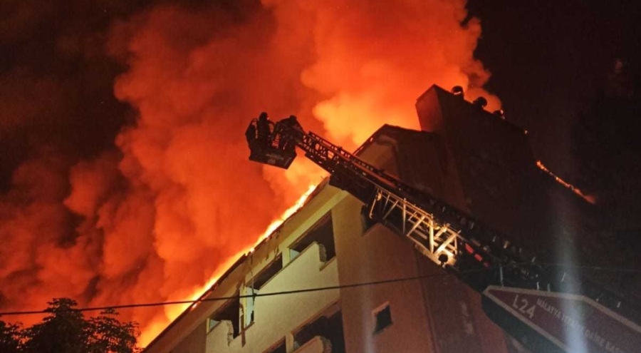 Ağır hasarlı okulun çatısında yangın çıktı!